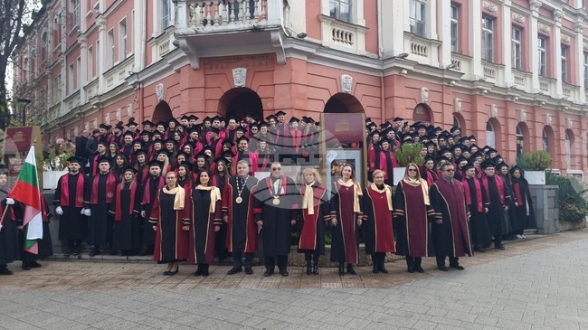 Плевен - Медицински университет - дипломиране - млади лекари