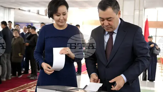 Киргизстанският президент и съпругата му гласуваха в Бишкек на предсрочните парламентарни избори в страната