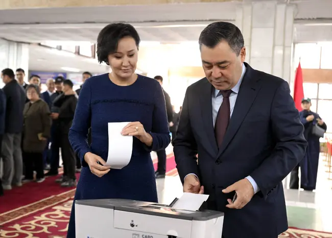 Киргизстанският президент и съпругата му гласуваха в Бишкек на предсрочните парламентарни избори в страната