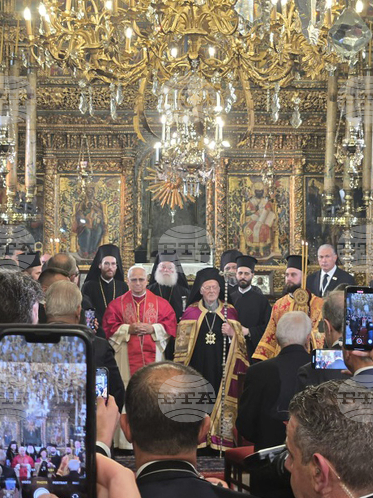 "Папата по бели чорапи в джамията" и "Света литургия пред 4000 души в Арената" са част от акцентите в турския печат по повод посещението Лъв XIV