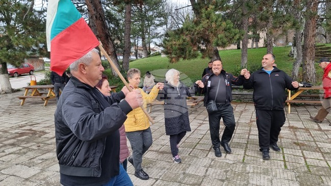 За четиристотен път жители на хасковското село Орлово извиха неделно хоро