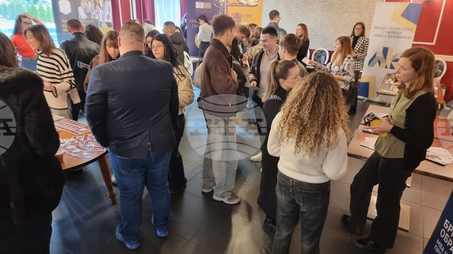 Двадесет университета представиха възможности за обучение в информационна кампания в Дупница