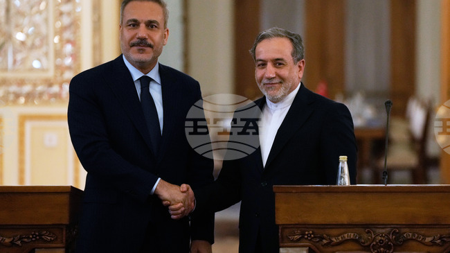 Турският външен министър подчерта необходимостта от преговори за преодоляване на напрежението в региона в нов разговор с иранския си колега