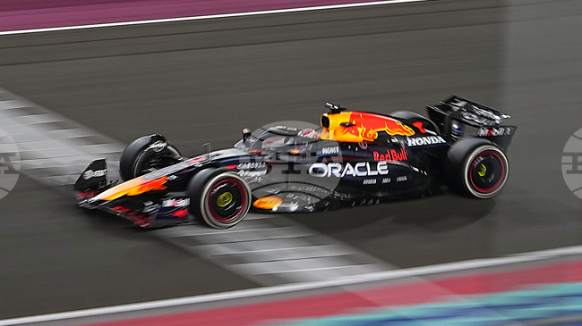 Макс Ферстапен направи голяма крачка към титлата във Формула 1, след като постигна стратегическа победа срещу Макларън в Лусаил