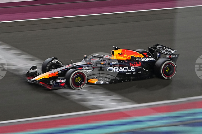 Макс Ферстапен направи голяма крачка към титлата във Формула 1, след като постигна стратегическа победа срещу Макларън в Лусаил