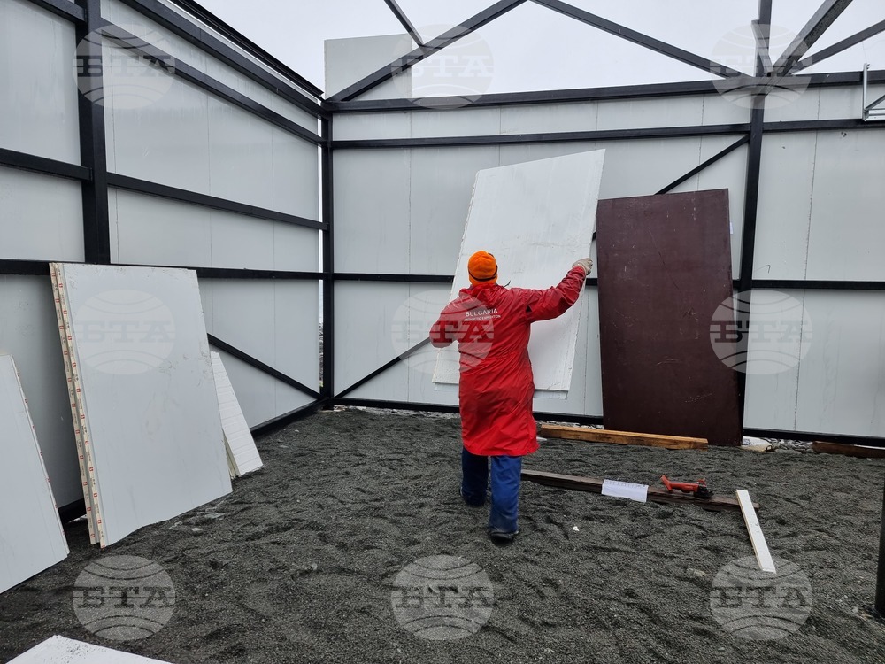 Ден 69 - В българската антарктическа база „Св. Климент Охридски“ беше изградена постройка за съхранение на техника