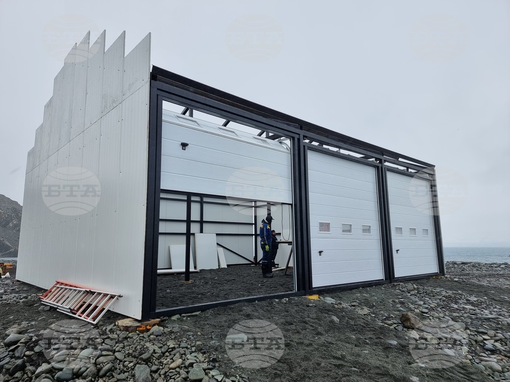 Ден 69 - В българската антарктическа база „Св. Климент Охридски“ беше изградена постройка за съхранение на техника