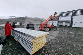 Ден 69 - В българската антарктическа база „Св. Климент Охридски“ беше изградена постройка за съхранение на техника