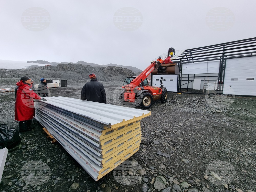 Ден 69 - В българската антарктическа база „Св. Климент Охридски“ беше изградена постройка за съхранение на техника