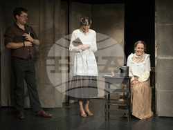 „Брадатата графиня“ в Сатирата, снимки – Сатиричен театър