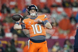 Broncos Commanders Football