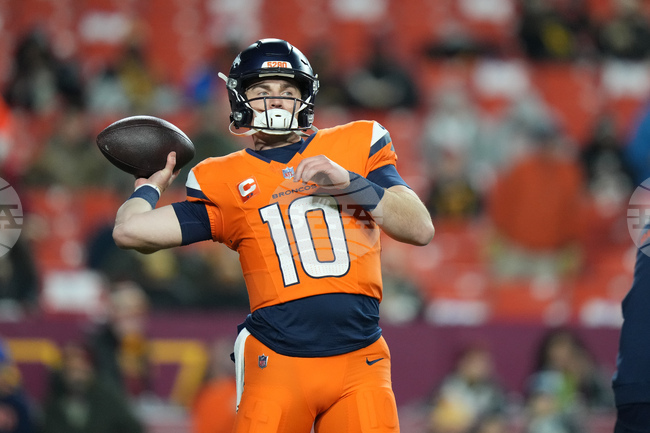 Broncos Commanders Football