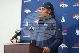 Broncos Commanders Football