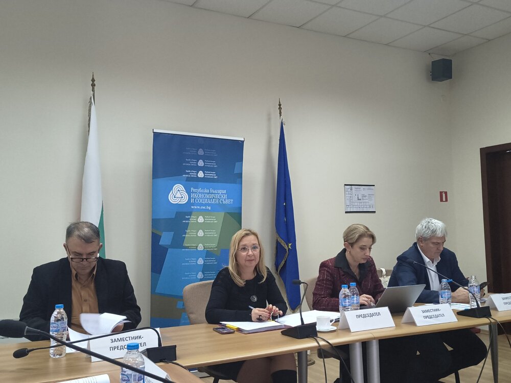 Пет поколения работят заедно, нужен е нов подход при управлението на хора, отчита Икономическият и социален съвет