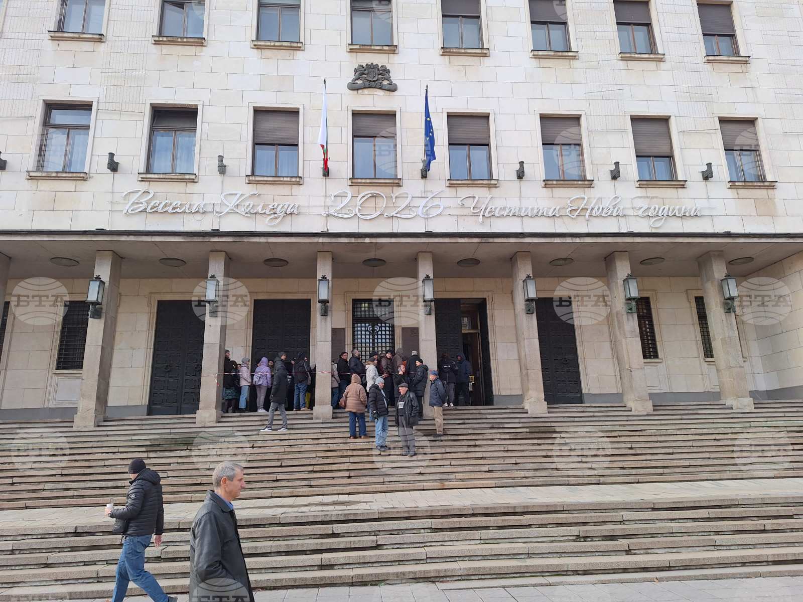 Граждани се редят на опашка пред БНБ за стартовите комплекти с български евромонети