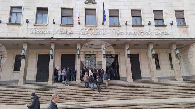 Граждани се редят на опашка пред БНБ за стартовите комплекти с български евромонети