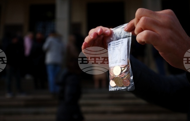 Граждани се редят на опашка пред БНБ за стартовите комплекти с български евромонети