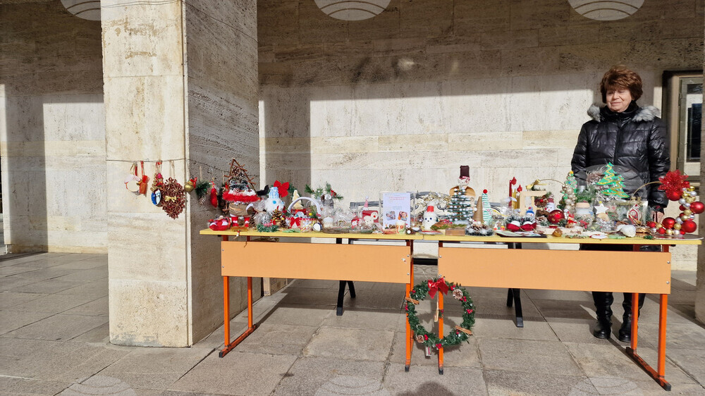 Традиционен коледен базар пред театъра в Шумен подкрепя 7-годишно дете, което се нуждае от лечение