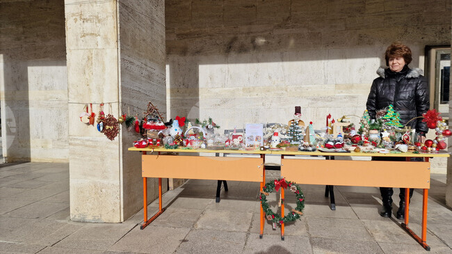 Традиционен коледен базар пред театъра в Шумен подкрепя 7-годишно дете, което се нуждае от лечение