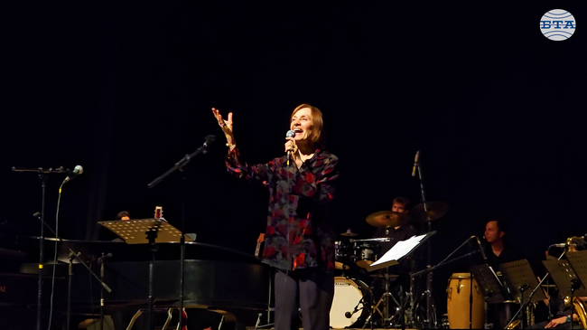 Йълдъз Ибрахимова беше удостоена с почетен плакет от Джаз фестивала в Анкара