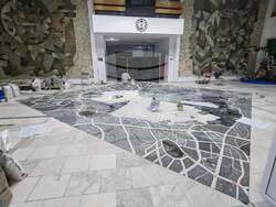 Проф. Боян Добрев посвещава мозайка на България и на ролята на Витоша с техника „водно рязане“. Снимка: Личен архив на 