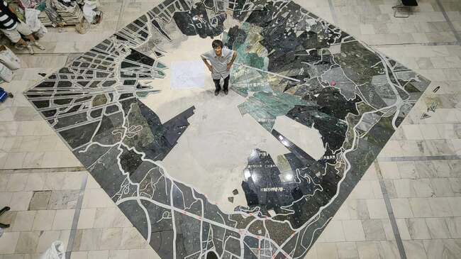 Проф. Боян Добрев посвещава мозайка на София с техниката „водно рязане“