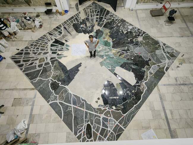 Проф. Боян Добрев посвещава мозайка на София с техниката „водно рязане“