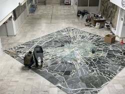 Проф. Боян Добрев посвещава мозайка на България и на ролята на Витоша с техника „водно рязане“. Снимка: Личен архив на Боян Добрев