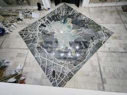 Проф. Боян Добрев посвещава мозайка на България и на ролята на Витоша с техника „водно рязане“. Снимка: Личен архив на Боян Добрев