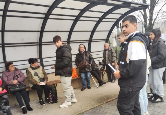 Образователни инициативи, свързани с въвеждането на еврото, проведоха ученици от Търговската гимназия в Свищов с деца и възрастни в града