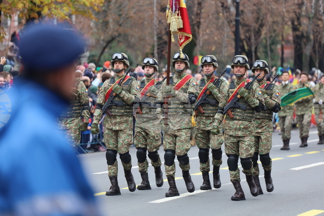 Румъния отбеляза националния си празник с военен парад в Букурещ