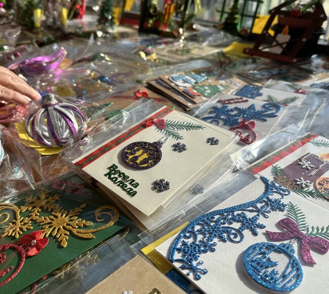 Благотворителна изложба-базар подредиха във Варненския административен съд