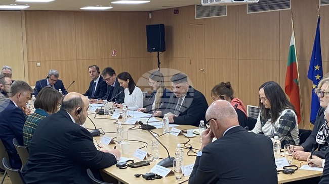 Политическата обстановка, приемането на еврото, бюджета и протестите обсъдиха вицепремиерът Зафиров, евродепутатът Пенкова и посланици от ЕС