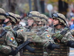 Румъния - Букурещ - национален празник - военен парад