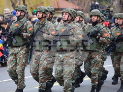 Румъния - Букурещ - национален празник - военен парад
