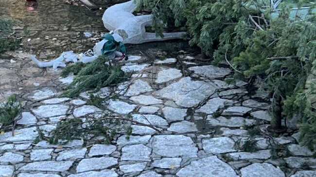 При вандалска проява са унищожени част от коледните фигури в парка в Разлог, съобщиха от общинския пресцентър