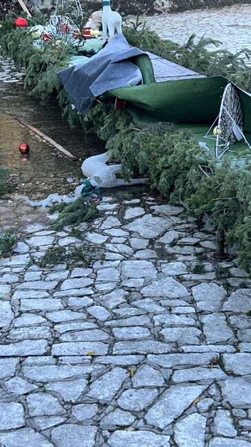 При вандалска проява са унищожени част от коледните фигури в парка в Разлог, съобщиха от общинския пресцентър