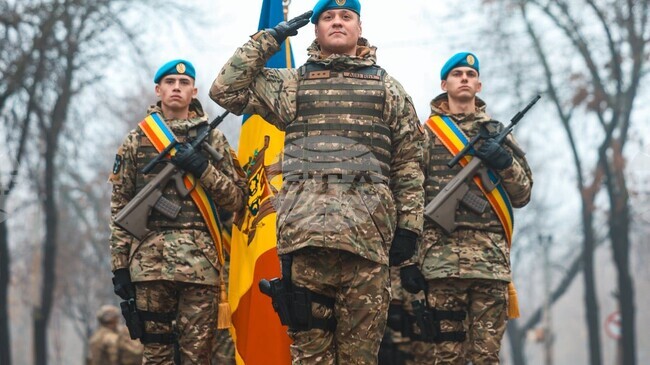 МОЛДПРЕС: Молдовски войници маршируваха на парада в Букурещ по случай Националния празник на Румъния