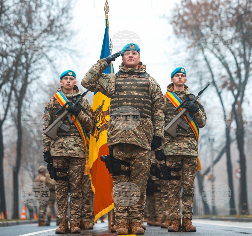 МОЛДПРЕС: Молдовски войници маршируваха на парада в Букурещ по случай Националния празник на Румъния