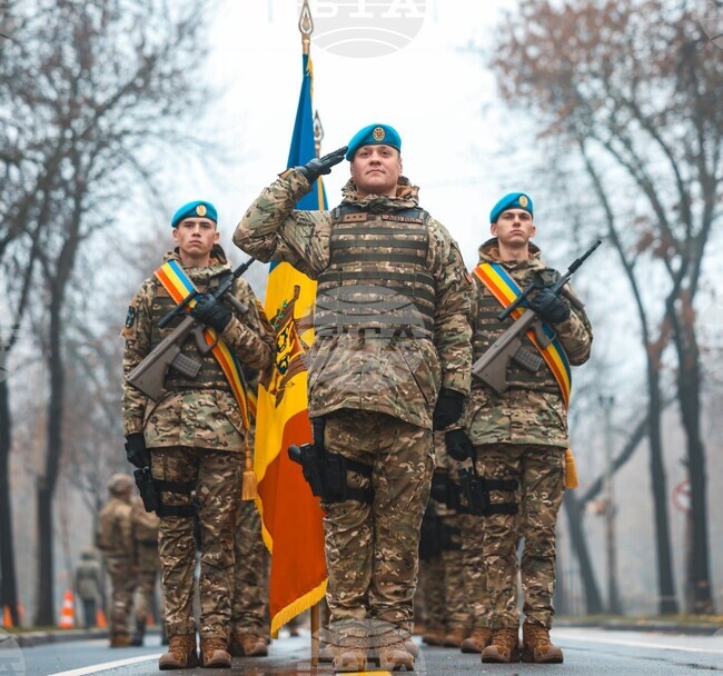 МОЛДПРЕС: Молдовски войници маршируваха на парада в Букурещ по случай Националния празник на Румъния