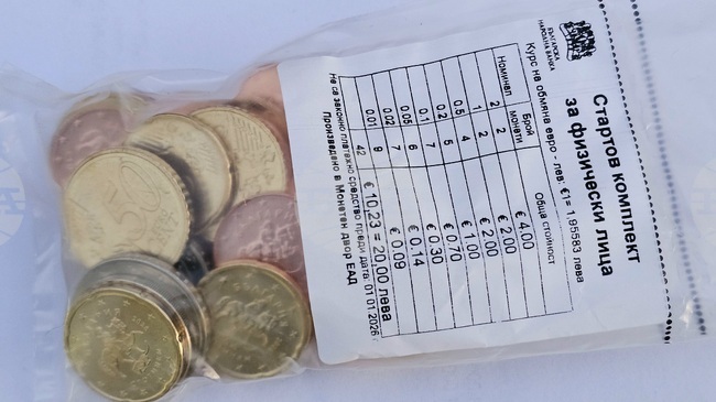 В Русе няма опашки от хора, пожелали да закупят стартови комплекти с български евромонети от банките и пощите в града 