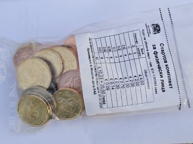 В Русе няма опашки от хора, пожелали да закупят стартови комплекти с български евромонети от банките и пощите в града 