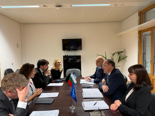 Министър Гуцанов поиска европейско финансиране за нови домове за възрастни от зам.-председателя на ЕК Мънзату