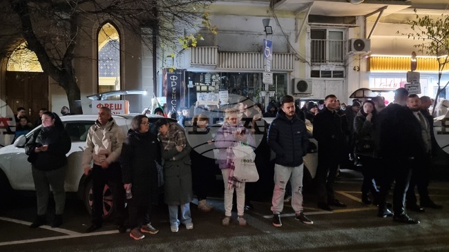 Жители на Варна излязоха на протест срещу проекта за държавен бюджет и с искане за оставка на управляващите