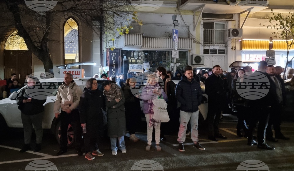 Жители на Варна излязоха на протест срещу проекта за държавен бюджет и с искане за оставка на управляващите