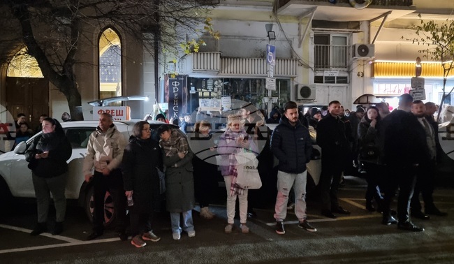 Жители на Варна излязоха на протест срещу проекта за държавен бюджет и с искане за оставка на управляващите