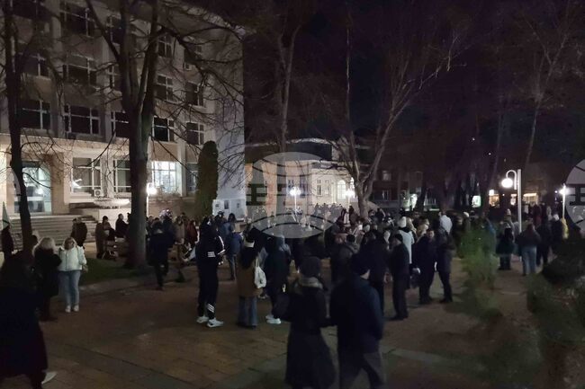 Граждани в Добрич се събраха на протест срещу бюджета за 2026 година