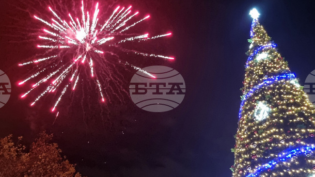 В Пловдив запалиха тържествено светлините на коледното дърво и бе открито първото издание на базара „Коледа в Пловдив“