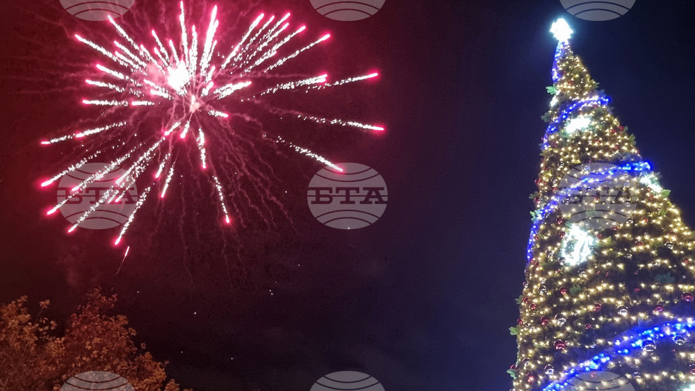 В Пловдив запалиха тържествено светлините на коледното дърво и бе открито първото издание на базара „Коледа в Пловдив“