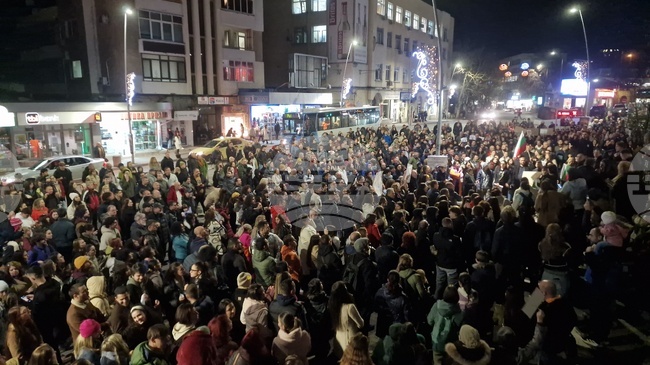 Множество хора се събраха във Велико Търново на протест срещу статуквото в България